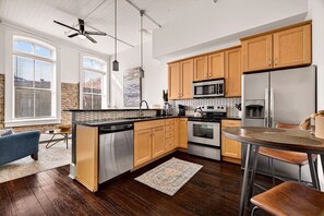 Fridge, microwave, oven, stovetop - Jewel of Broughton St, Steps to City Market, River Street by Lucky Savannah (Savannah)