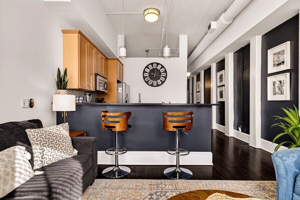 Smart TV - Jewel of Broughton St, Steps to City Market, River Street by Lucky Savannah (Savannah)