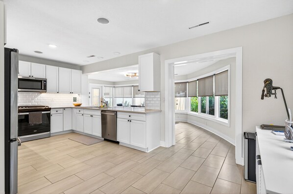 Fridge, microwave, oven, stovetop - Clearwater Coral Beach House - Private Pool (Clearwater beach)
