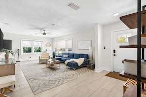 Smart TV - Clearwater Coral Beach House - Private Pool (Clearwater beach)