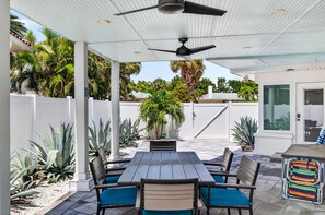 Outdoor dining - Clearwater Coral Beach House - Private Pool (Clearwater beach)