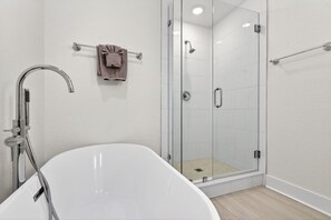 Shower, hair dryer - Clearwater Coral Beach House - Private Pool (Clearwater beach)
