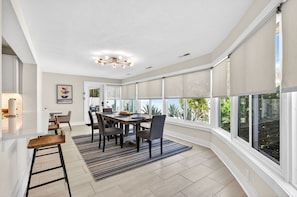 Dining - Clearwater Coral Beach House - Private Pool (Clearwater beach)