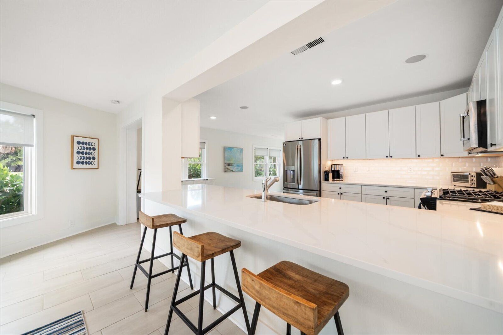 冷蔵庫、電子レンジ、オーブン、コンロ