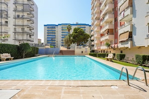 A swimming pool surrounded by apartment buildings with balconies. - Apartment with Ocean View 10, Gandía (Grau i Platja)