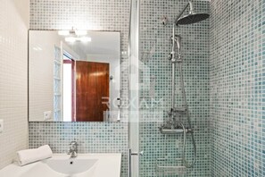 Douche, sèche-cheveux, serviettes fournies, savon