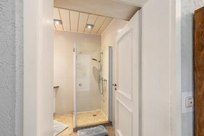 Shower, free toiletries, hair dryer, towels - Cottage in a Green Setting with Pool, Fireplace, Barrel Sauna & Mountain Views (Schlangenbad)