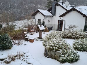 Property grounds - Cottage in Green Surroundings with Fireplace, Barrel Sauna and Mountain Views (Schlangenbad)