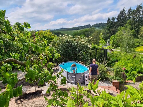 Cottage mit im Grünen mit Kamin, Fass-Sauna und Bergblick