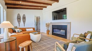 Living area - Remodeled Luxury Lake Home 4BR/4BA + Bonus Space (Manitowish Waters)