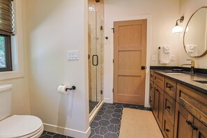 Hair dryer, towels, soap, toilet paper - Remodeled Luxury Lake Home 4BR/4BA + Bonus Space (Manitowish Waters)