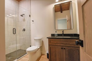 Hair dryer, towels, soap, toilet paper - Remodeled Luxury Lake Home 4BR/4BA + Bonus Space (Manitowish Waters)