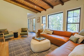 Living area - Remodeled Luxury Lake Home 4BR/4BA + Bonus Space (Manitowish Waters)