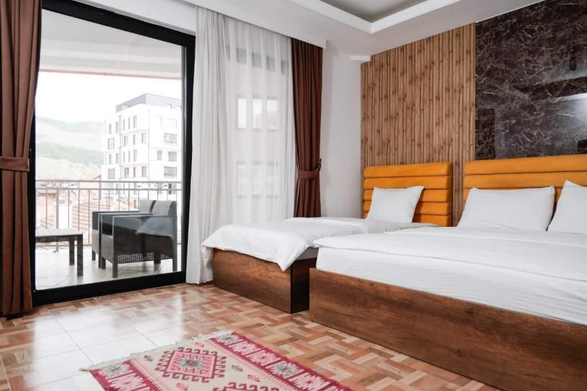 基础三人房 | 免费 WiFi