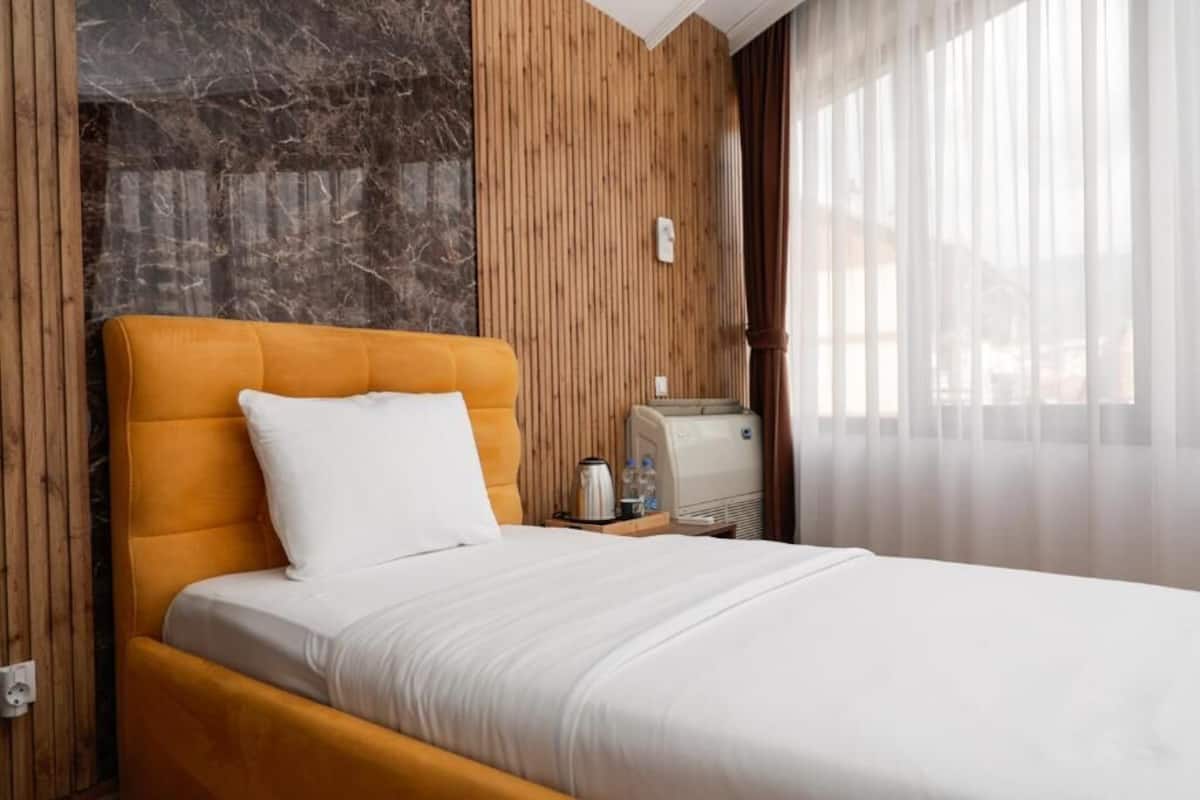 Basic Single Room, City View | WiFi (free)