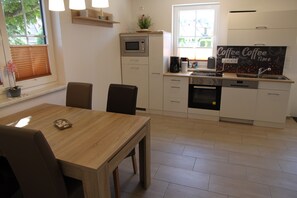 Fridge, microwave, oven, stovetop - Holiday Home 'Ferienhaus 2' with Private Terrace, Shared Garden and Wi-Fi (Lubmin)