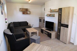 TV - Holiday Home 'Ferienhaus 2' with Private Terrace, Shared Garden and Wi-Fi (Lubmin)