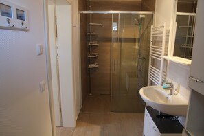 Shower - Holiday Home 'Ferienhaus 2' with Private Terrace, Shared Garden and Wi-Fi (Lubmin)