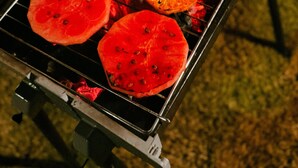 Un gril sur lequel on fait cuire divers fruits et légumes.