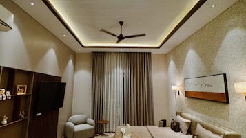 Escritorio, espacio para trabajar con laptop y wifi gratis