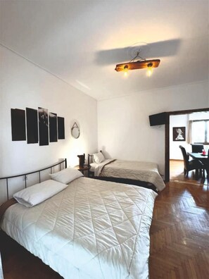 2 kamar tidur, setrika/meja setrika, Wi-Fi gratis, dan seprai linen
