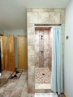 Doccia, asciugacapelli, asciugamani, sapone