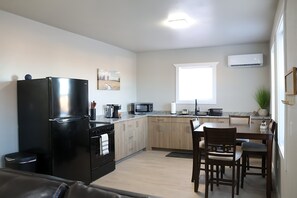 Kühlschrank, Mikrowelle, Herdplatte, Geschirrspüler