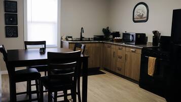 Frigorifero, microonde, piano cottura, lavastoviglie