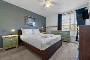 3 bedrooms, iron/ironing board, travel cot, WiFi - 3BR townhouse w/ pool, patio & workspace (Kissimmee)