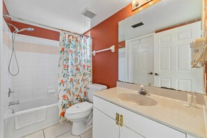 Shower, hair dryer, towels, shampoo - 3BR townhouse w/ pool, patio & workspace (Kissimmee)