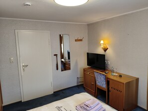 Room - Room 'Doppelzimmer 10' with Mountain View and Wi-Fi (Diemelsee)