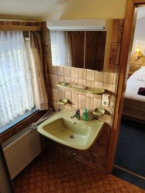 Bathroom - Room 'Doppelzimmer 10' with Mountain View and Wi-Fi (Diemelsee)