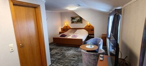 WiFi, bed sheets - Room 'Doppelzimmer 13' with Mountain View and Wi-Fi (Diemelsee)