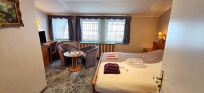 Room - Room 'Doppelzimmer 14' with Mountain View and Wi-Fi (Diemelsee)