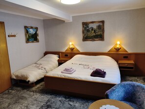 WiFi, bed sheets - Room 'Doppelzimmer 5' with Mountain View and WiFi (Diemelsee)