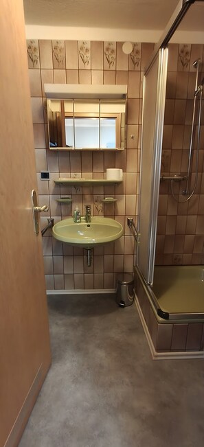 Bathroom - Room 'Doppelzimmer 6' with Mountain View and Wi-Fi (Diemelsee)