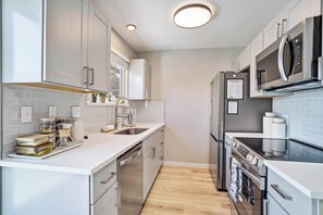 Kjøleskap, mikrobølgeovn, ovn og kokeplater