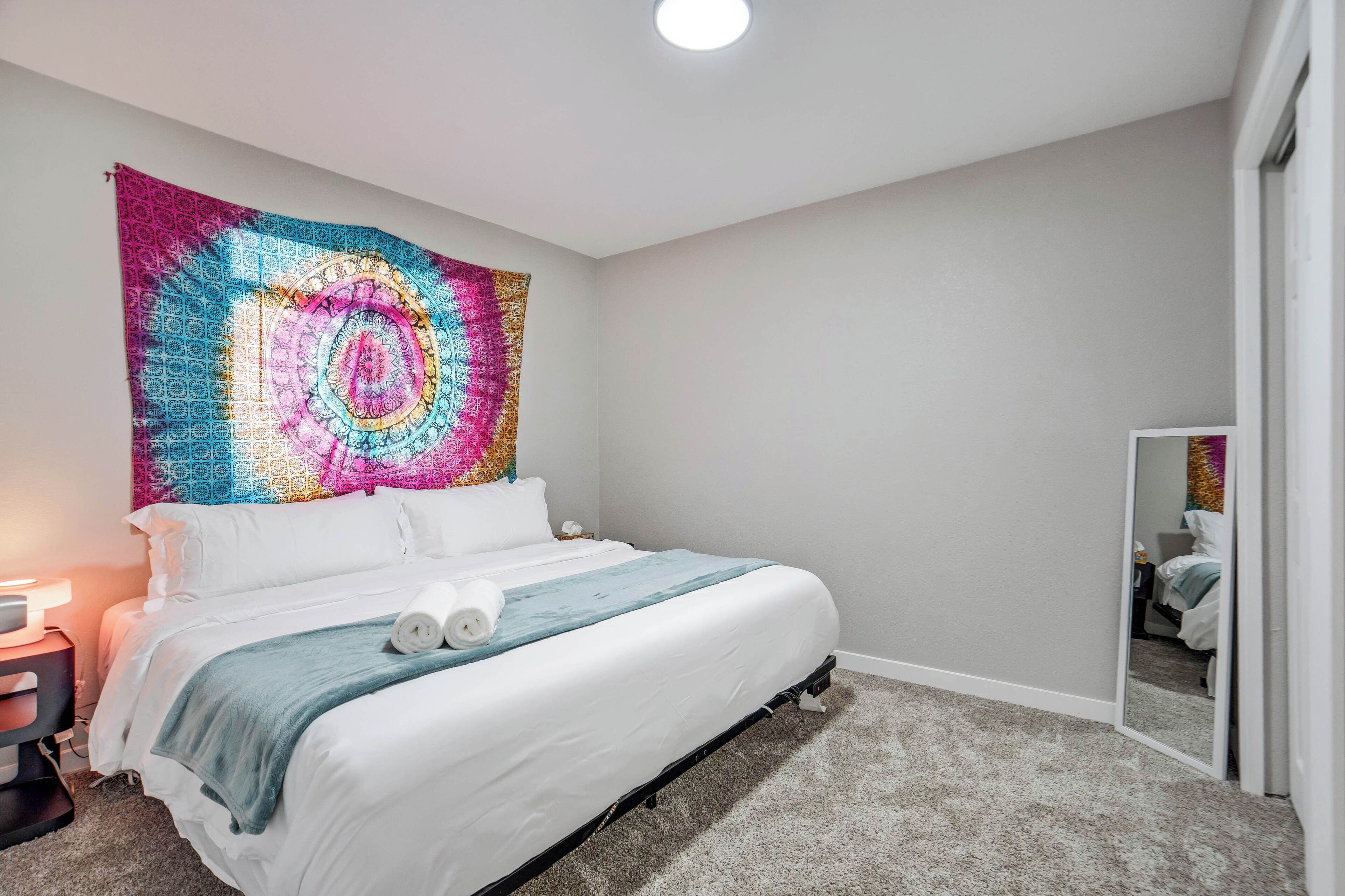 Escritorio, wifi gratis y ropa de cama 