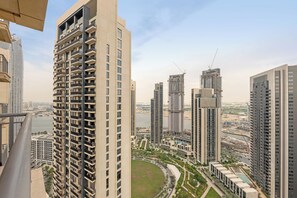 Property grounds - 3 Bedroom in Habour Views in Creek with Modern Amenities (Dubai)