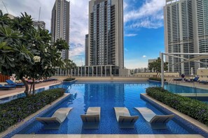 Pool - 3 Bedroom in Habour Views in Creek with Modern Amenities (Dubai)
