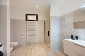 Shower, hair dryer, bidet, towels - Walnut House Apartment (Vezzo)