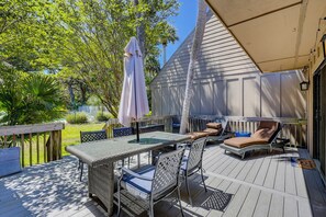 Outdoor dining - Sunset Rentals | Queens Grant 600 (Hilton Head Island)