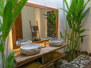 Quarto casal luxo, vista para o mar | Banheiro | Chuveiro, secador de cabelo, toalhas de banho, sabonete