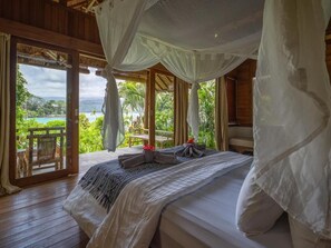 Quarto casal luxo, vista para o mar | Cofres nos quartos, escrivaninha, espaço de trabalho para notebook