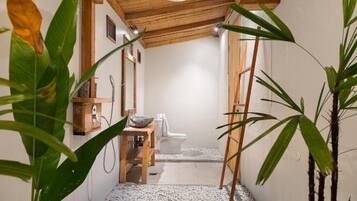 Dobbeltrom – deluxe, hageutsikt | Bad | Dusj, hårføner, håndklær og såpe