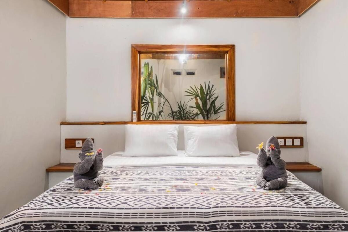 Quarto casal luxo, vista para o jardim | Cofres nos quartos, escrivaninha, espaço de trabalho para notebook