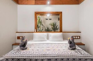 Quarto casal luxo, vista para o jardim | Cofres nos quartos, escrivaninha, espaço de trabalho para notebook