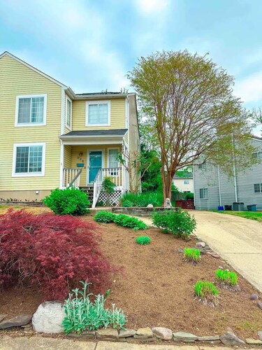Adorable home steps from Navy stadium!