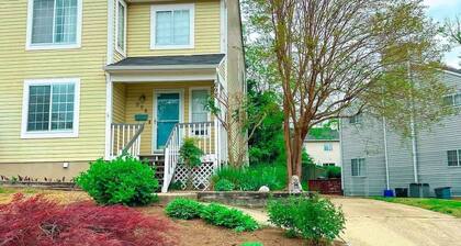 Adorable home steps from Navy stadium!