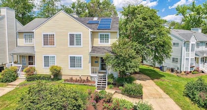 Adorable home steps from Navy stadium!